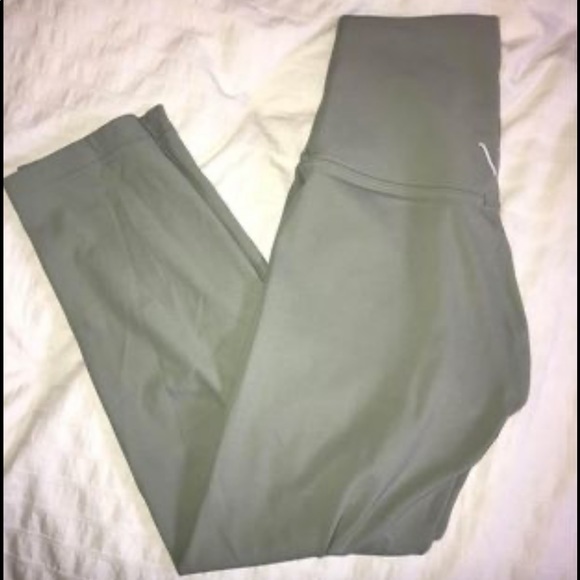 SOLD Vitae apparel 3/4 leggings - Picture 1 of 4